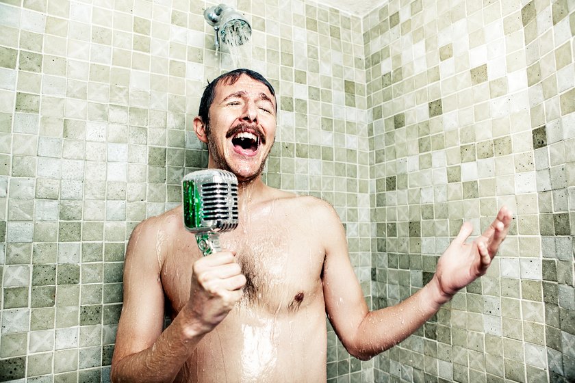 Mann singt in der Dusche
