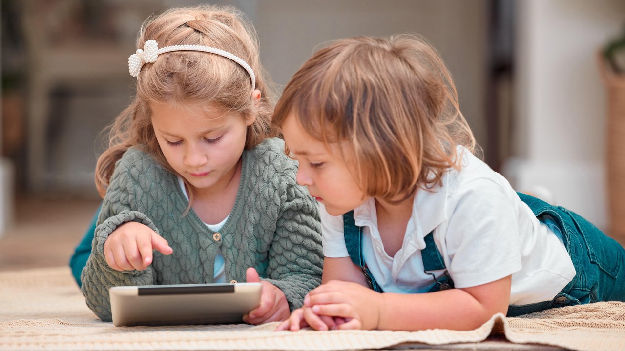 In-App-Käufe - Zwei Kinder mit Tablet