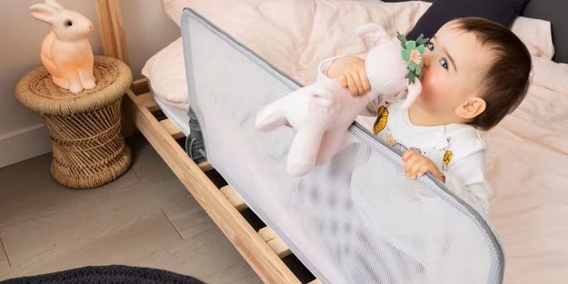 Bettschutzgitter: Mit diesen 4 Modellen schlafen eure Kleinen sicher