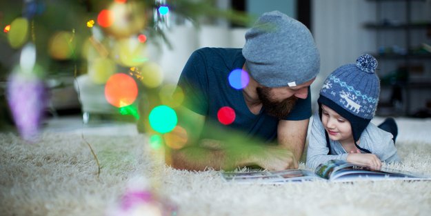 Adventsgeschichten zum Vorlesen: 5 kurze Weihnachtsgeschichten von fliegenden Rentieren und schnellen Schlitten