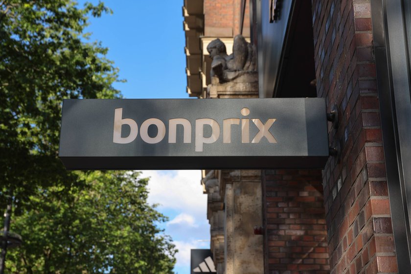 Bonprix hat eine flauschig-kuschelige Jacke im Angebot.