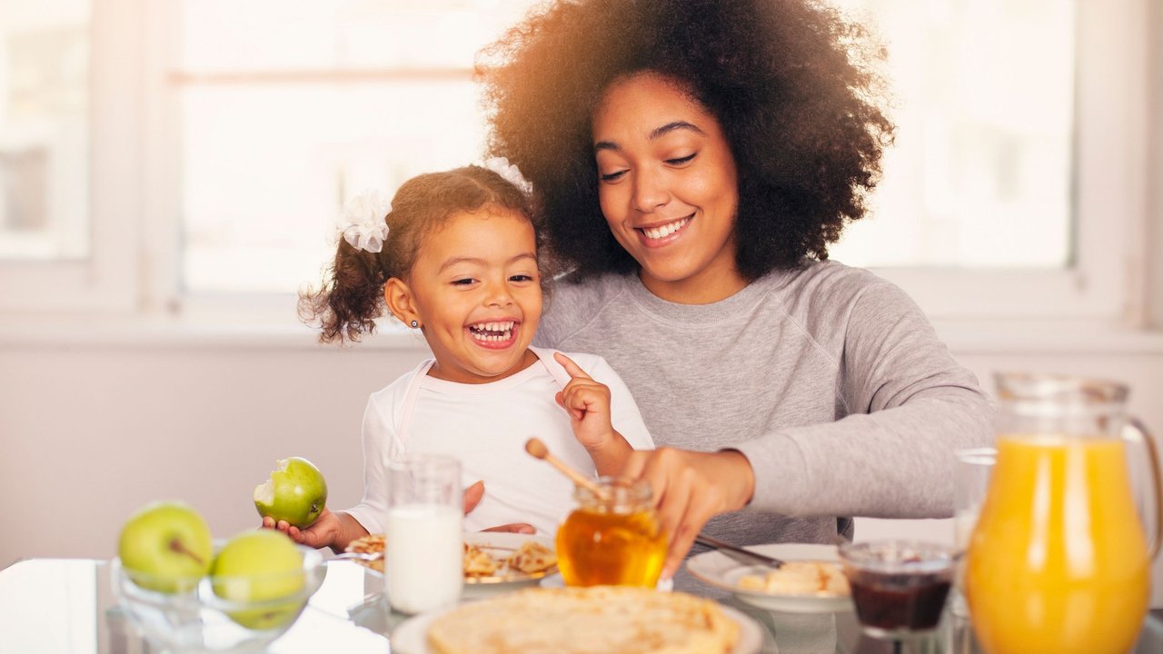 Honig-Test - Mutter und Tochter beim Frühstück