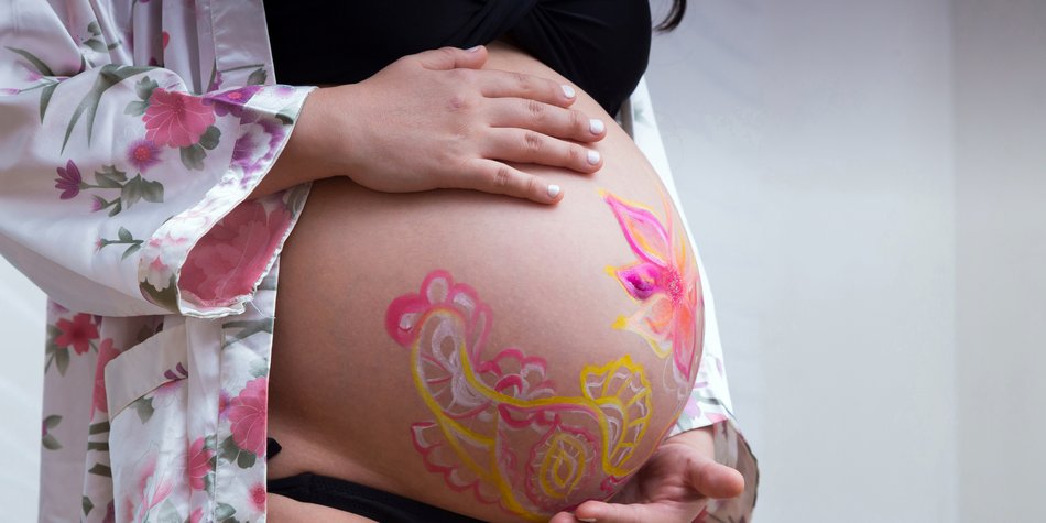 Kostüme für Schwangere: 9 lustige Ideen für Verkleidungen mit Babybauch