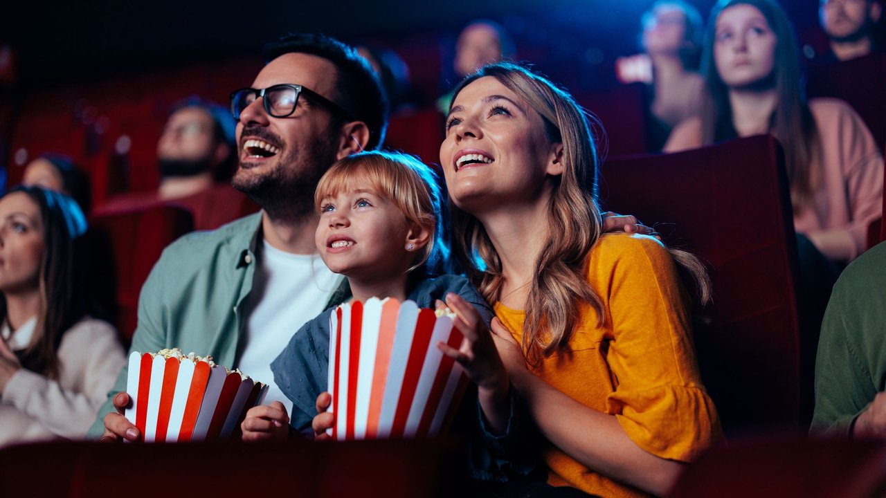 Familien im Kino in einem der besten Filme für Familien im Kino 2024