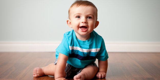 Zwei Silben, große Wirkung: 20 kurze Jungennamen für dein Baby