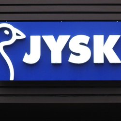 Design und Ordnung: Das Jysk-Sideboard mit Rollladen-Schiebetüren setzt Akzente