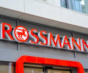 Mehr Platz in der Küche: Das kleine Regal von Rossmann schafft Ordnung