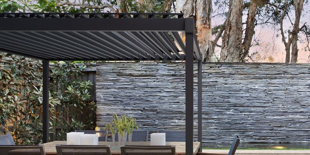 Aldi verkauft cleveren Gartenpavillon mit Sonnen- und Regenschutz 35 % günstiger