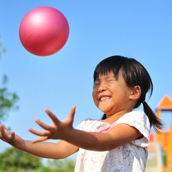 Ballspiele für Kinder: 9 tolle Spiele mit Ball für drinnen und draußen