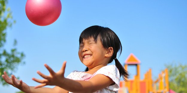 Ballspiele für Kinder: 9 tolle Spiele mit Ball für drinnen und draußen