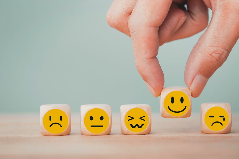 Verschiedene Emojis mit Emotionen auf Würfeln