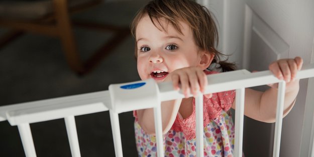 Wohnung kindersicher machen: 8 Schritte, wie ihr Unfällen vorbeugt
