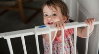 Wohnung kindersicher machen: 9 Tipps, wie wir Eltern Unfälle vermeiden