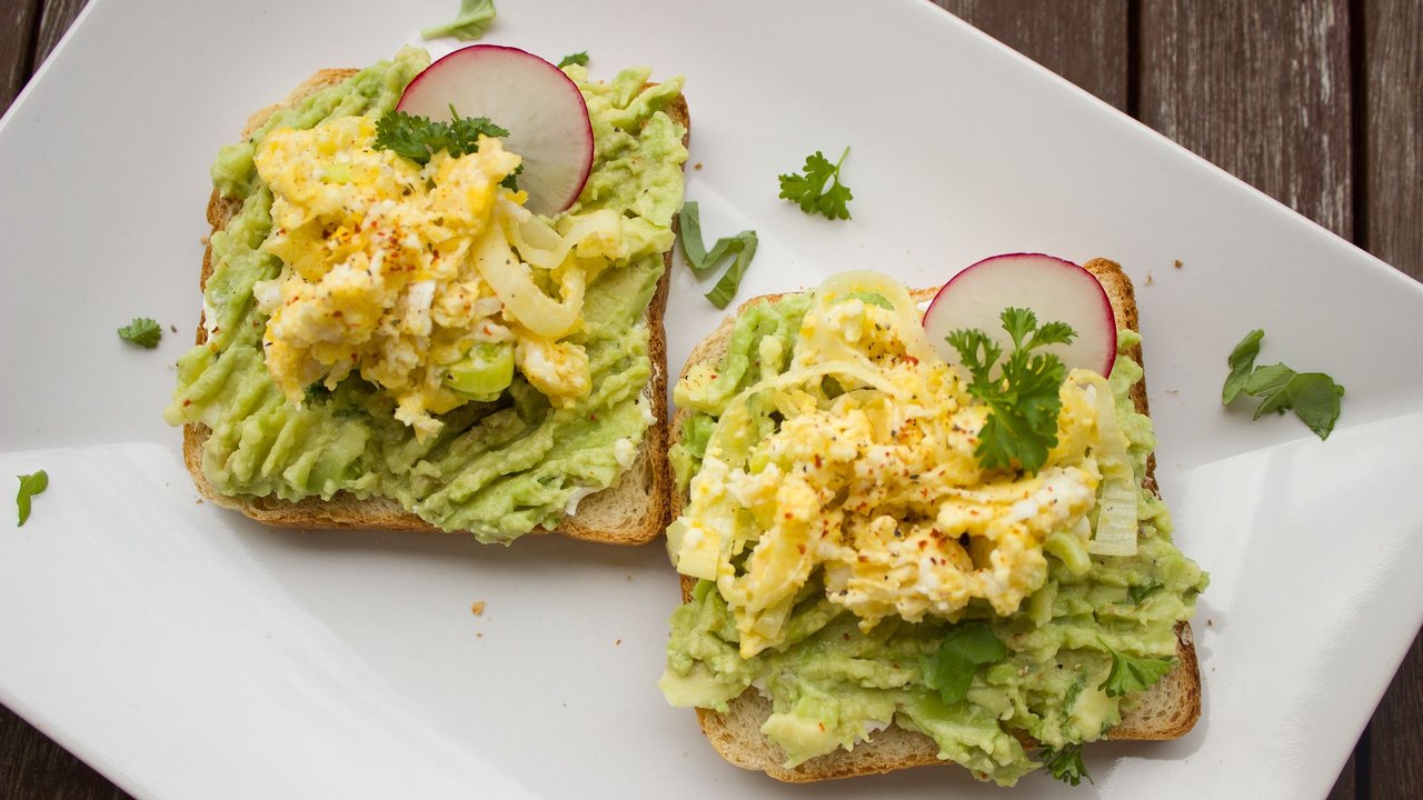 Guacamole auf dem Frühstücksbrot – gesund, sättigend und lecker.