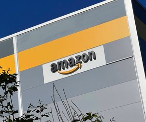 Zum Knuddeln: Dieses süße Dino-Plüsch-Kissen von Amazon wird dich begeistern