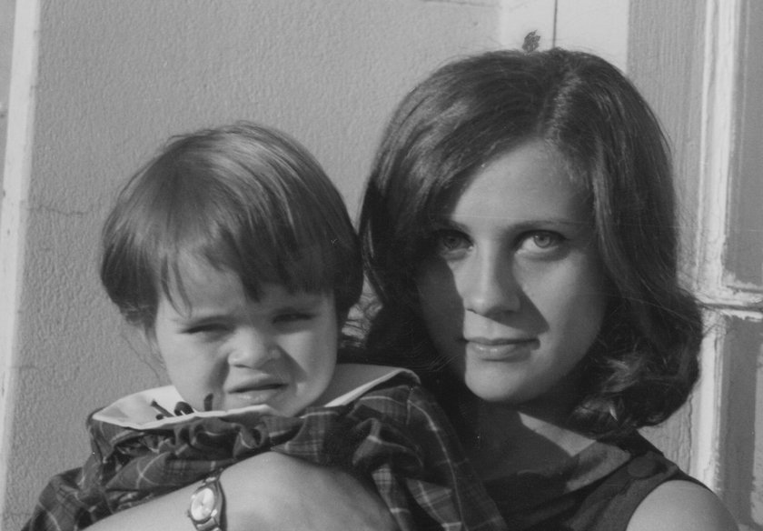 Eine Mutter hält ihr Kleinkind in den 1960er Jahren