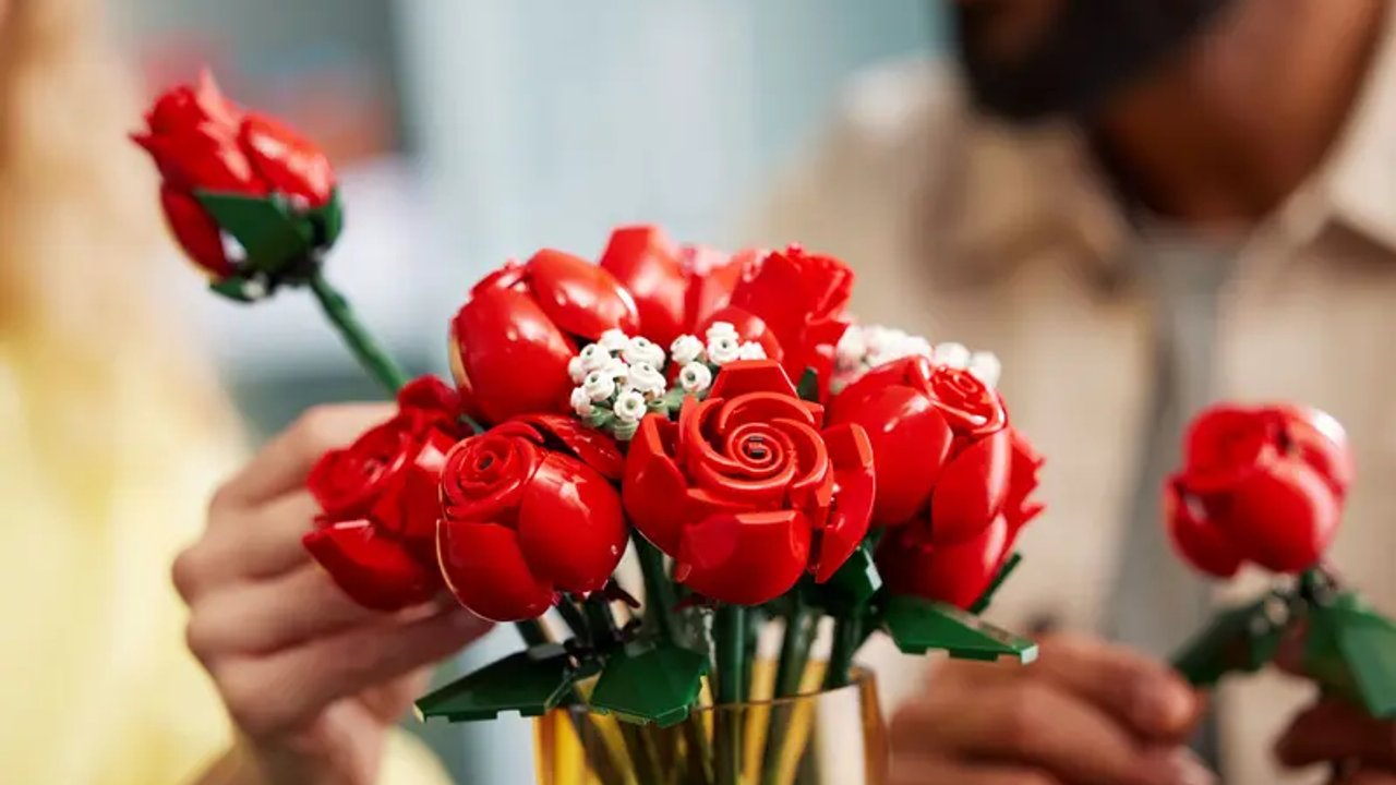 Dieser LEGO-Rosenstrauß ist das perfekte Geschenk zum Valentinstag
