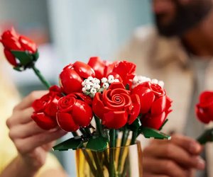 Dieser LEGO-Rosenstrauß ist für alle, die noch ein Geschenk zum Valentinstag suchen