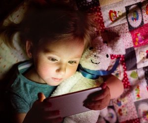 Smartphone für Kinder: Drohen Augenschäden und Kurzsichtigkeit?