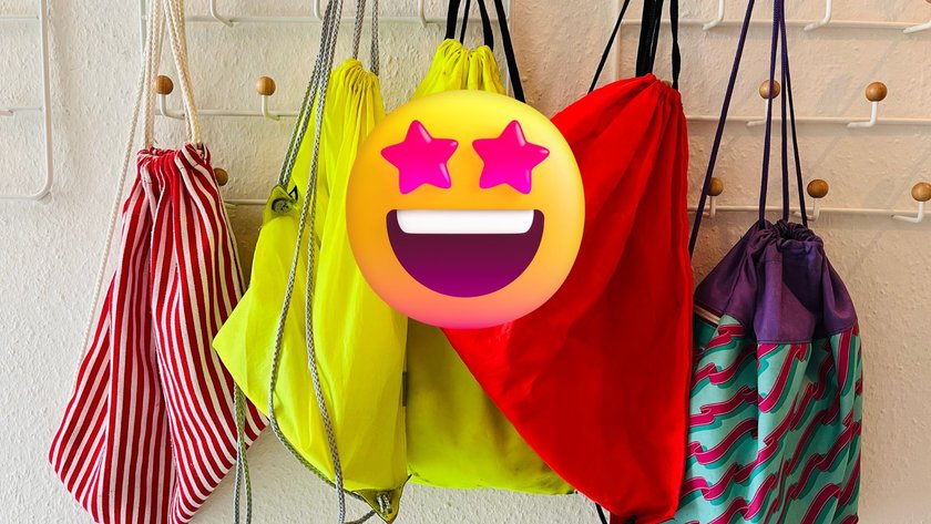 Turnbeutel Amazon KBE-BS: Turnbeutel hängen an Garderobe, Emoji mit Sternen-Augen darüber