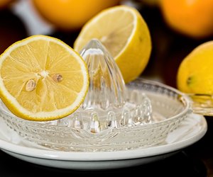 Zitronensaft Haltbarkeit: So lange ist der saure Saft haltbar