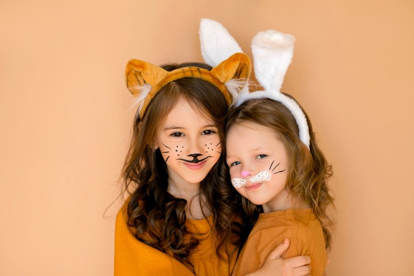 Kinderschminktipps Children with painted faces in rabbit and tiger