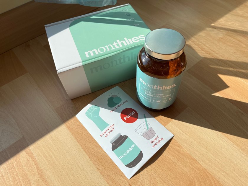 monthlies Produkt mit Box und Stickern
