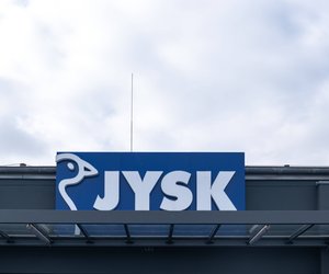 Der helle Tischläufer von Jysk bringt schlichte Eleganz ins Esszimmer