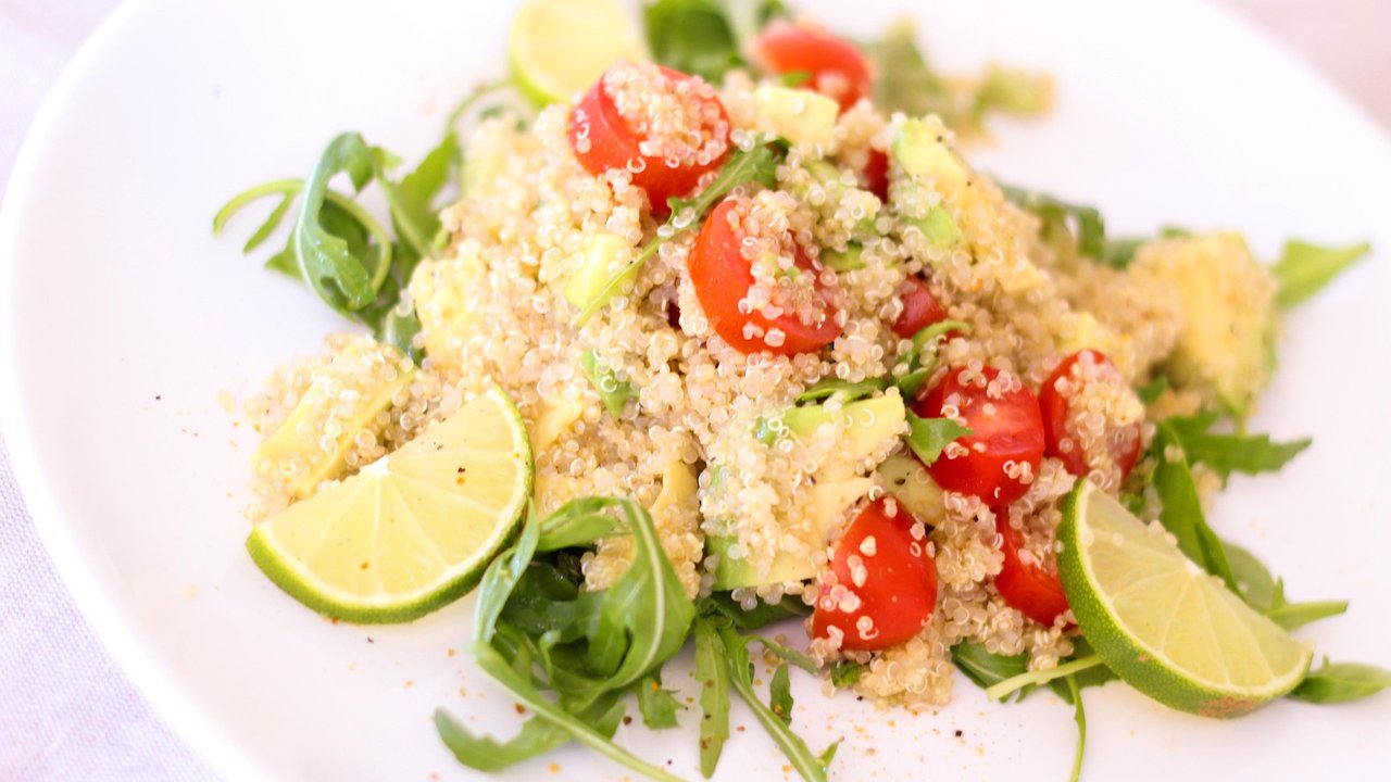 Hier wird Quinoa als fruchtig-frischer Salat serviert. 