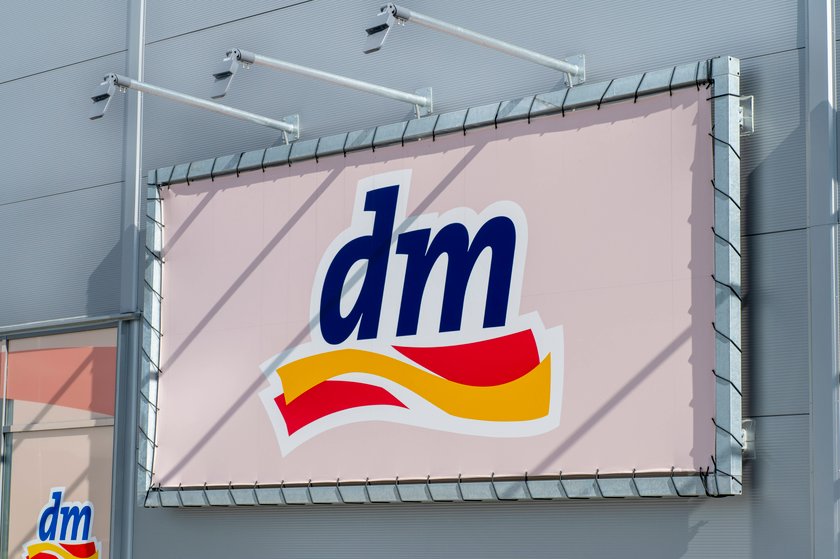 dm-Logo vor einer Filiale