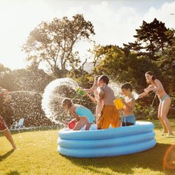 Wasserspielzeug für den Garten: Unsere 7 Favoriten für die Sommerzeit
