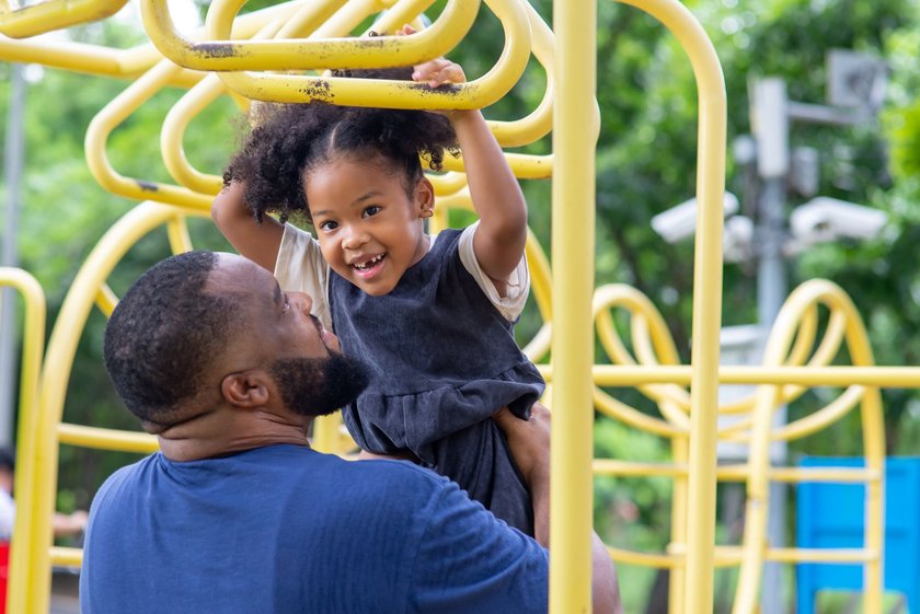 Spielplatztasche - Vater und Tochter auf Spielplatz