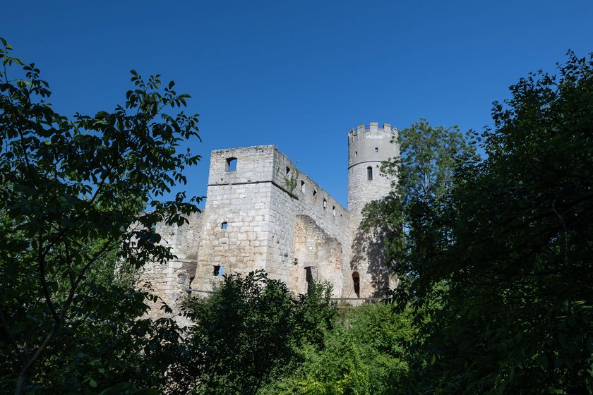 Die Burgruine Randeck oberhalb von Essing in Deutschland im Sommer