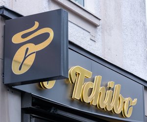 Grüne Akzente im Winter: Diese Vase von Tchibo lässt dein Zuhause erstrahlen