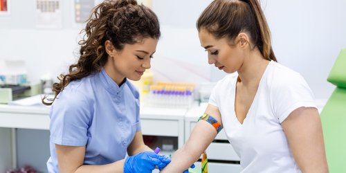 Hormonstatus beim Frauenarzt bestimmen lassen oder Test zu Hause?