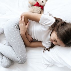 Bauchschmerzen bei Kindern: Was hilft und was dahinterstecken kann