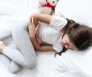 Bauchschmerzen bei Kindern: Was hilft und was dahinterstecken kann