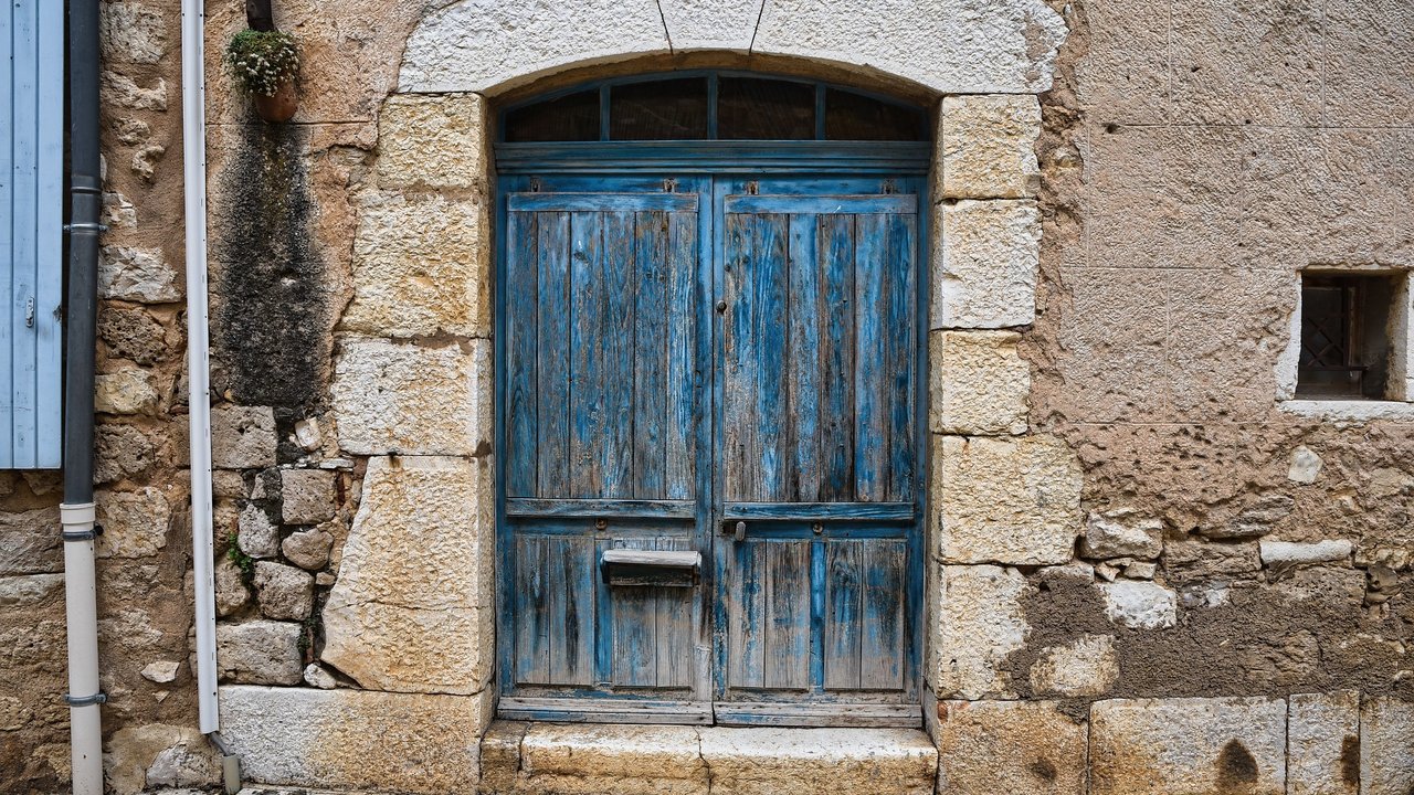 Alte Türen sind romantisch, aber oft schließen sie nicht gut.