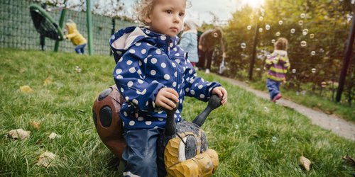 Zeckenplage auf dem Spielplatz: Diese 4 Tipps schützen euch