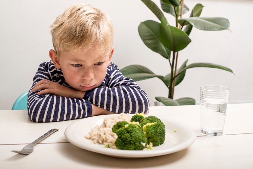 Junge weigert sich, sein Gemüse zu essen
