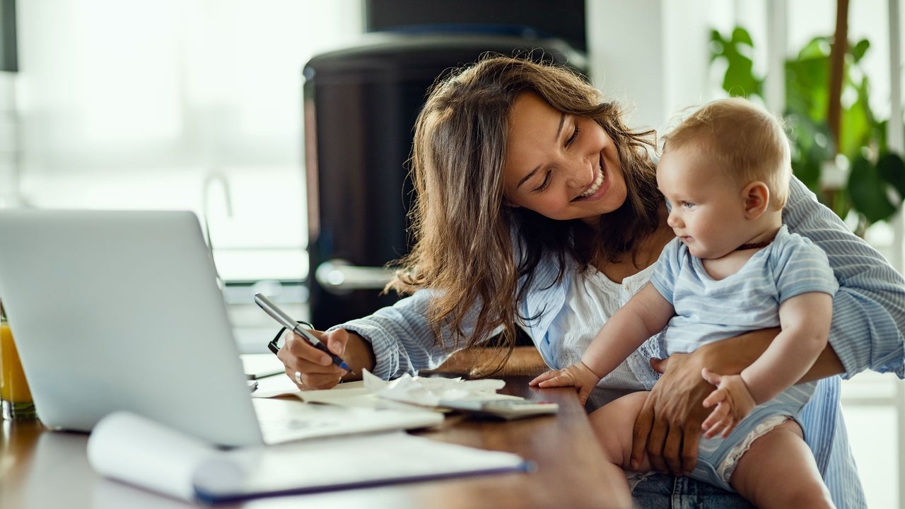 Home-Office mit Baby - Mutter mit Baby