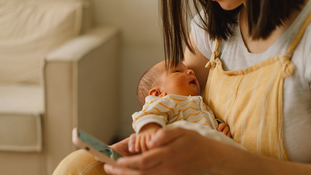 Angst Baby nimmt nicht zu: Mama hält Neugeborenes im Arm