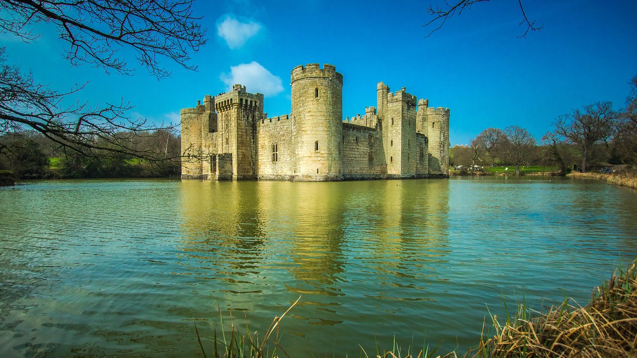 Umgeben von Wasser: Das Bodiam Castle zählt zu Englands beliebtesten Burgen.