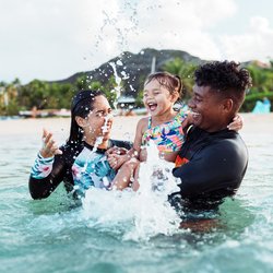 17 geniale Schwimm-Gadgets von Decathlon, die euren Familienurlaub am Wasser retten
