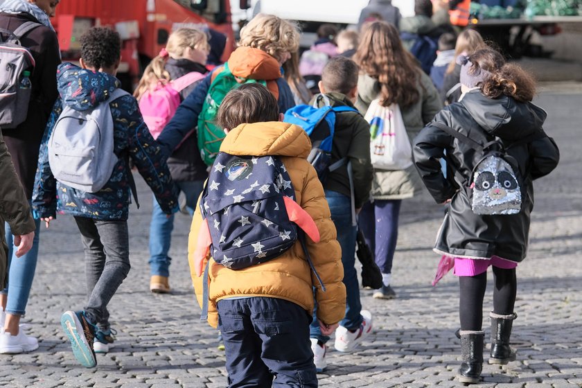 Schulkinder mit Schulranzen