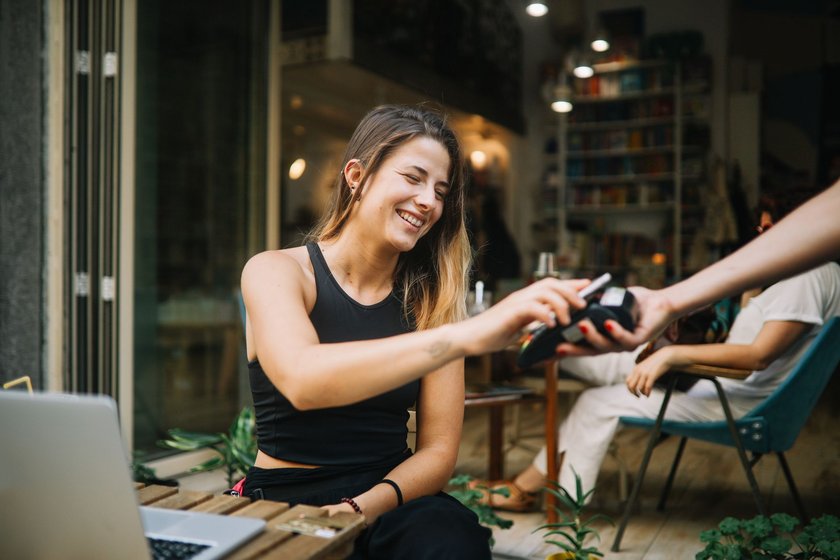 Millennials nerven Boomer, wenn sie mit dem Handy oder der Smart Watch bezahlen