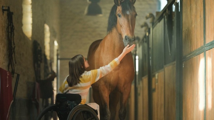 Zoe und ihr Pferd Sturm im Film „Zoe & Sturm“.