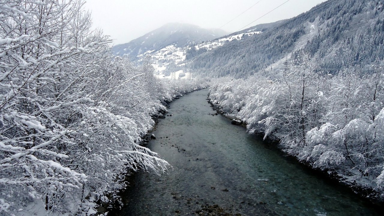 Hier siehst du das Zillertal und den Fluss im Winter.