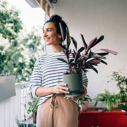 9 federleichte Outdoor-Blumentöpfe, die eure Terrasse zum Hingucker machen
