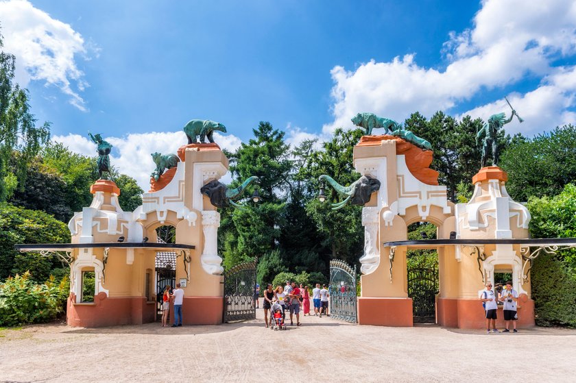 Der Eingang zum Tierpark Hagenbeck ist kunstvoll gestaltet.